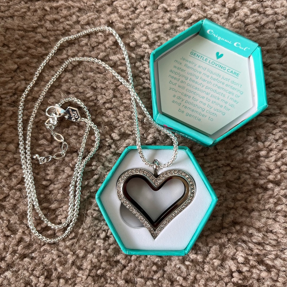 Origami owl heart necklace